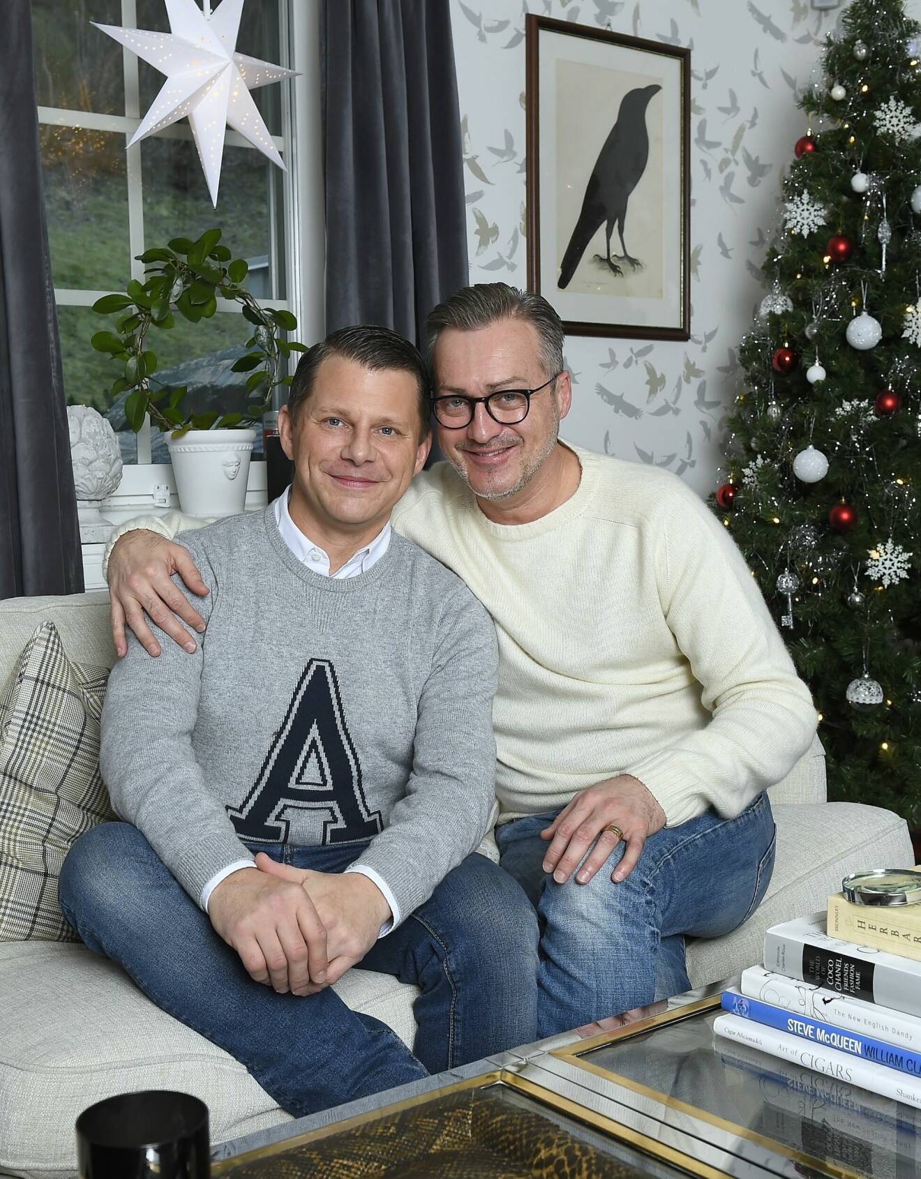 Tony Irving och maken Alexander Skiöldsparr sitter i soffan i hemmet i Norrtälje