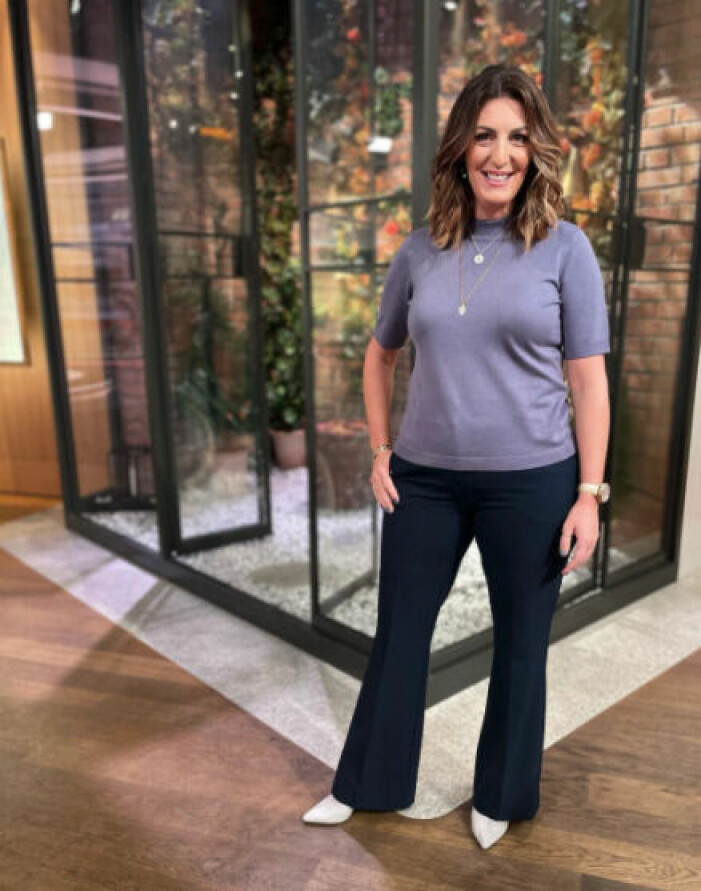Soraya Lavasani i lila topp, kostymbyxor och halsband i TV4 Nyhetsmorgon
