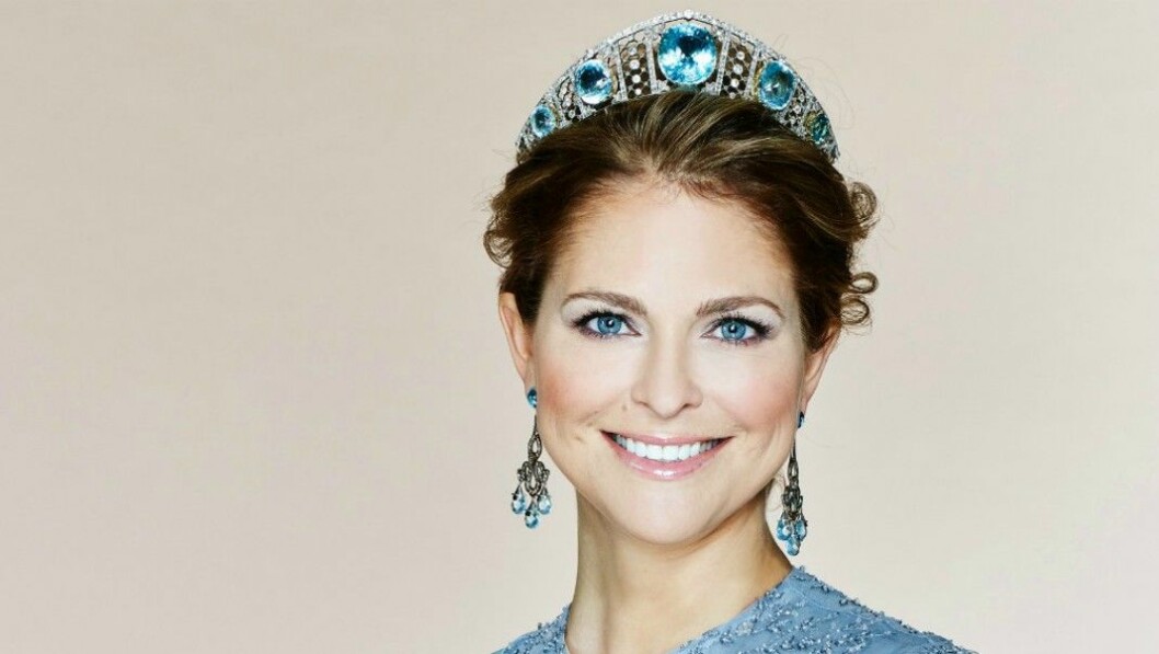 Prinsessan Sibyllas akvamarindiadem som pinsessan Margaretha fick i bröllopsgåva 1964. 2015 bar Madeleine diademet på Nobelmiddagen. Prinsessan Madeleine