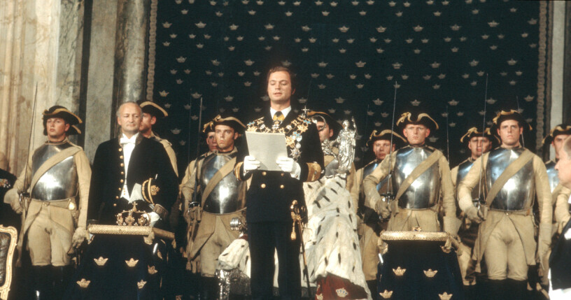 Trontillträdet skedde den 19 september 1973, bara fyra dagar efter att farfar, kung Gustav VI Adolf, gått bort. Carl XVI Gustaf var 27 år gammal och världens yngste monark. Allvaret hade börjat.