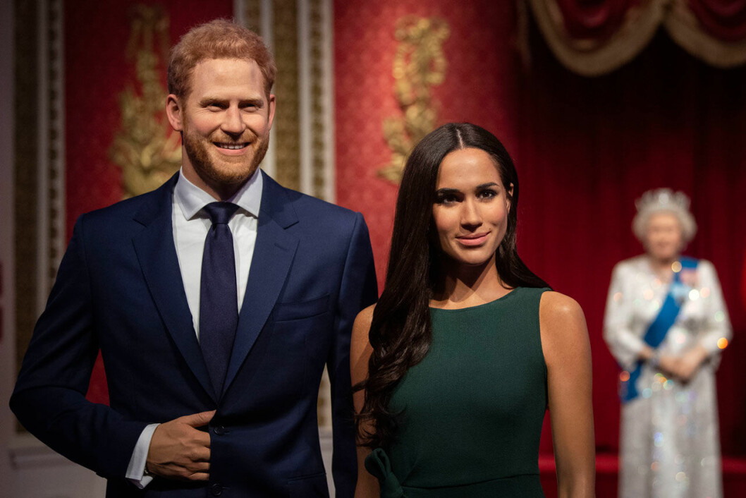 Meghan och Harry har fått lämna sin finfina plats bredvid drottningen. Meghan och Harry har fått lämna sin plats på Madame Tussauds i London.