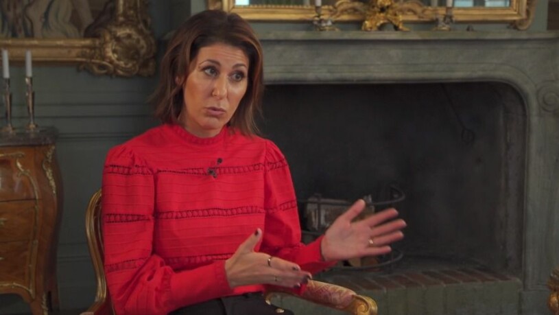 En vacker inramning till ett tungt samtal: TV4:s Rania Shemoun Olsson träffade drottningen på Drottningholms slott, närmare bestämt i den så kallade sommarmatsalen, som brukar kallas slottets vackraste rum. TV4 Rania Shemoun Olsson Kungahuset 2020 ingervju drottning Silvia Drottningholm