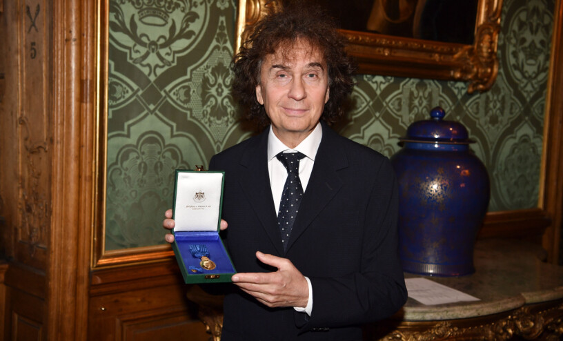 Magnus Uggla tar emot sin medalj av kungaparet på slottet.