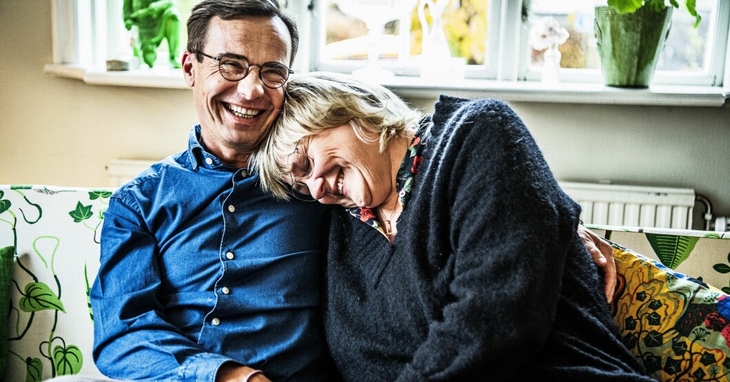 Ulf Kristersson och hans hustru Birgitta hemma i villan i Strängnäs. De har precis firat 30-årig bröllopsdag och lovat varandra minst 30 år till. Moderaternas partiledare Ulf Kristersson med hustrun Birgitta