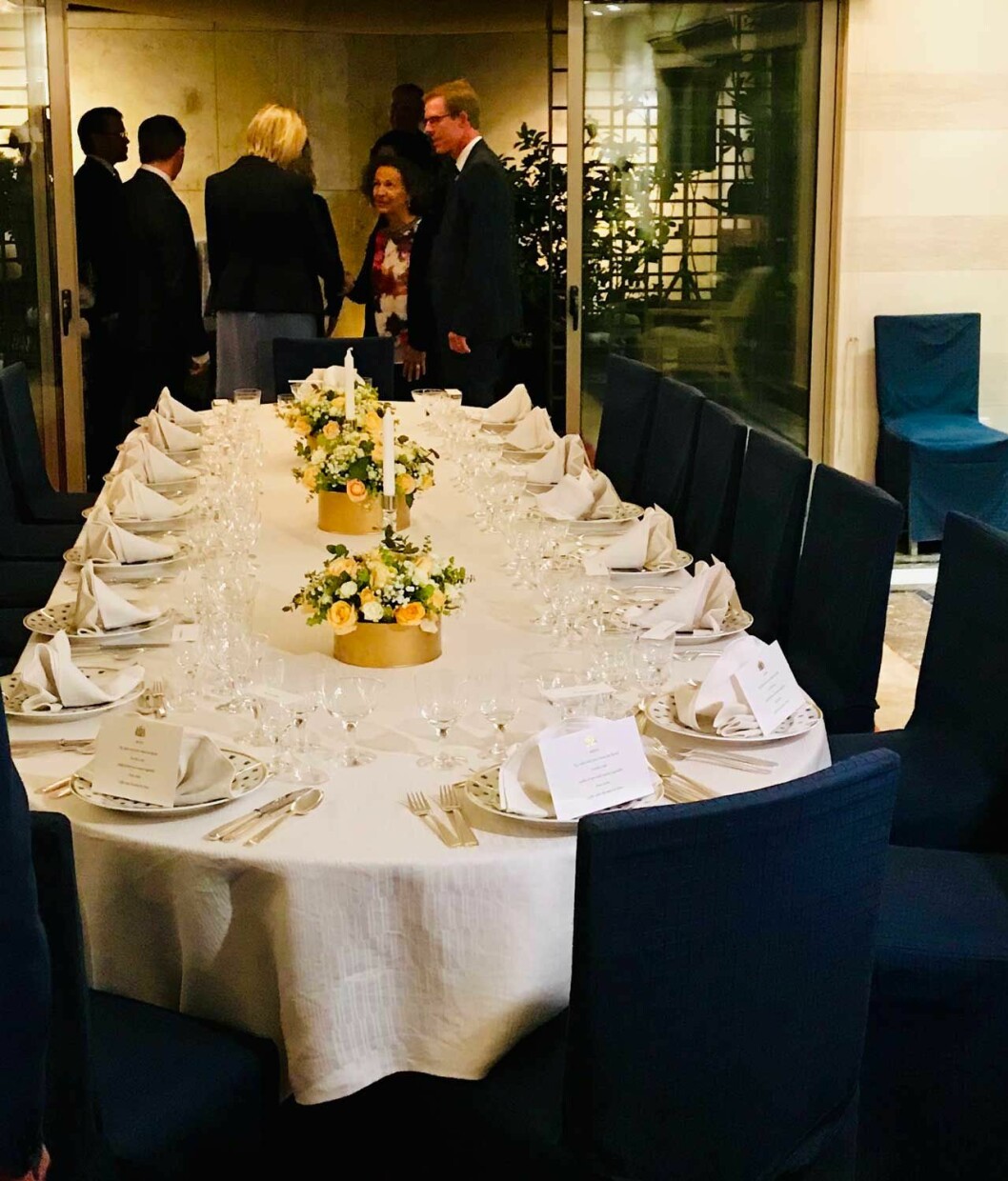 Dukat till välkomstmiddag för kronprinsessan Victoria och prins Daniel under deras första kväll i Amman. Residenset har stora sociala ytor och en vinterträdgård. Dukat till välkomstmiddag för kronprinsessan Victoria och prins Daniel hemma hos ambassadör Erik Ullenhag i Amman.