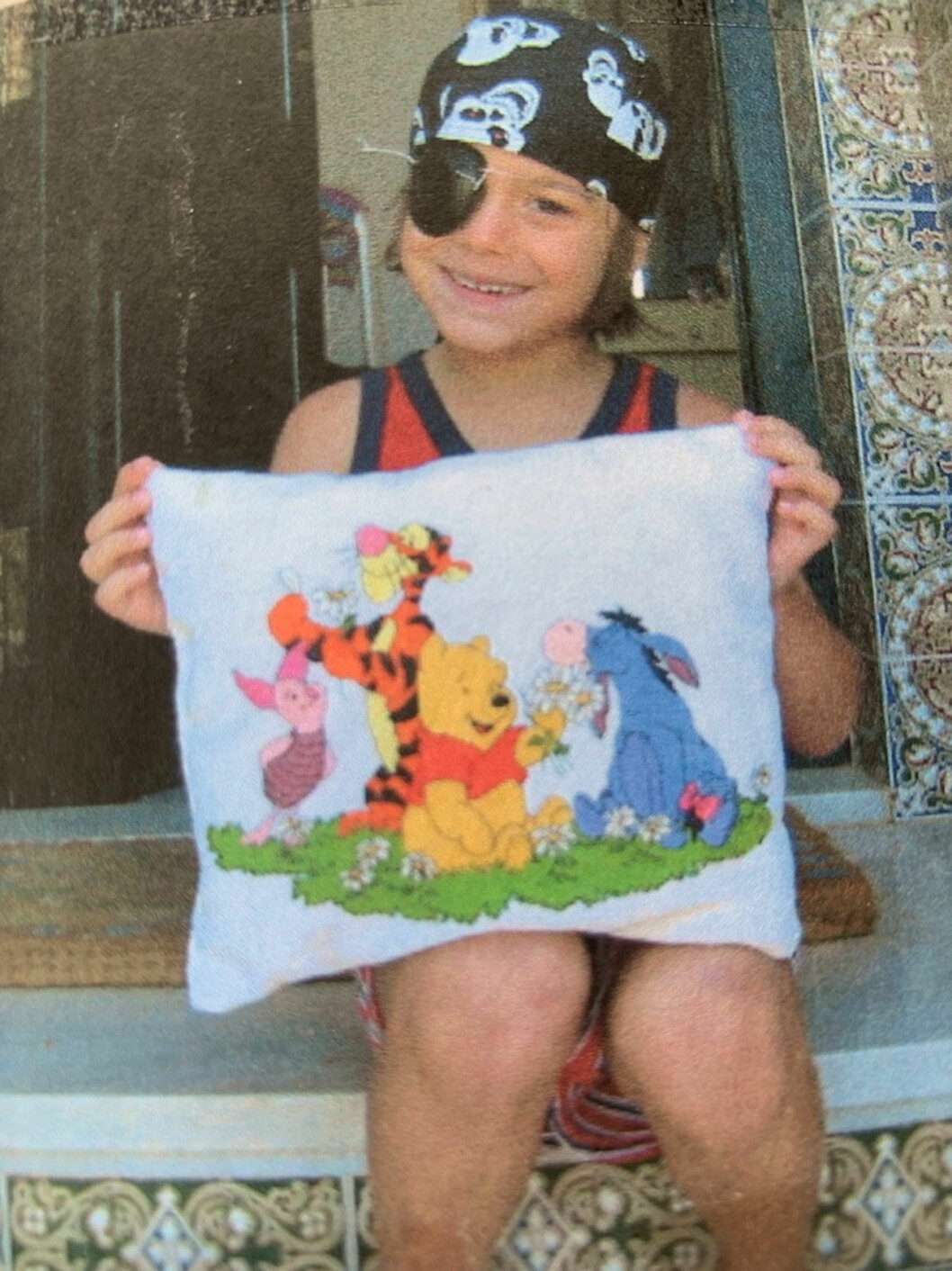 Och här en lycklig Benjamin, 4 år, med en handbroderad kudde av sin mormor. ”Han älskade Nalle Puh och var överlycklig!” Och här en lycklig Benjamin, 4 år, med en handbroderad kudde av sin mormor. ”Han älskade Nalle Puh och var överlycklig!”