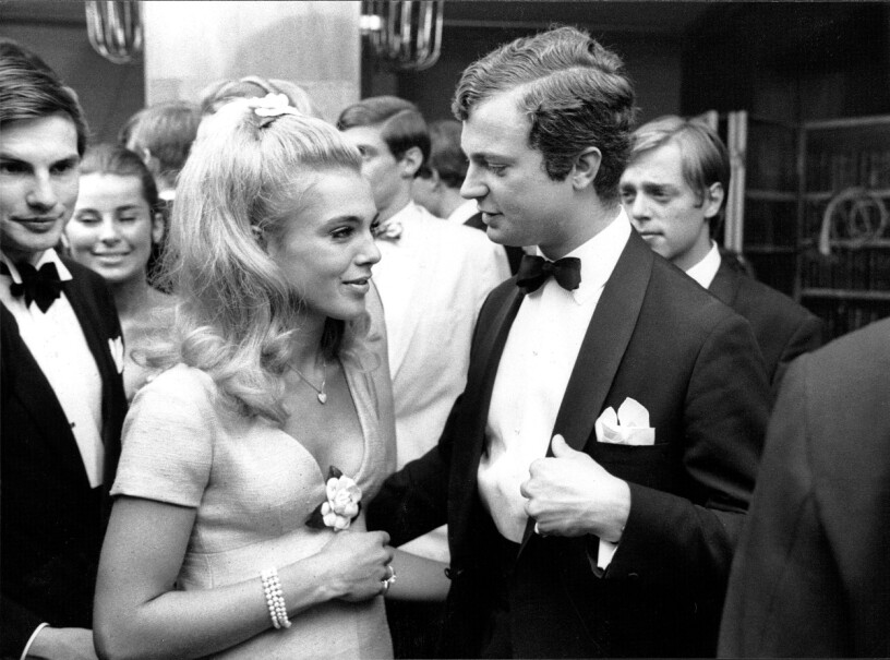 Undersköna skådespelerskan Pia Degermark hade en omtalad romans med kronprinsen. Här på studentskiva på Strand Hotel 1968.