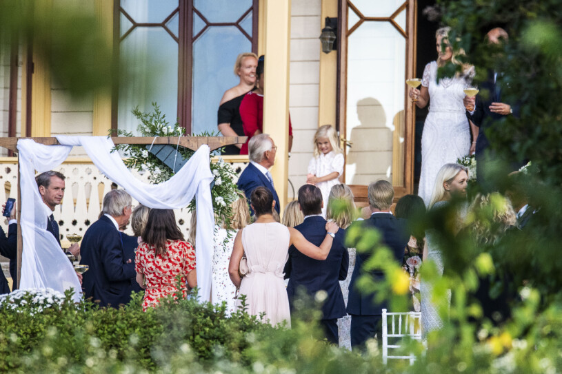 Victoria bjöd på ett ömhetsbevis inför bröllopsskålen. Kronprinsessan Victoria Prins Daniel på Andrea Brodins bröllop Cedric Notz 2020