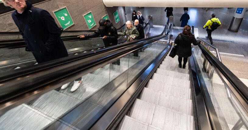 Urban Persson ska ha slickat på ett rulltrapperäcke, i hopp om att få corona. Foto: TT
