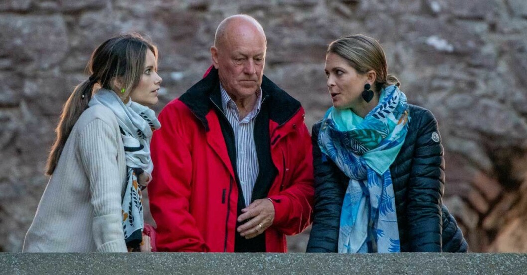 Prinsessan Sofia med sin pappa Erik Hellqvist och prinsessan Madeleine. Prinsessan Sofia på konsert i Borgholms slottsruin med sin pappa Erik Hellqvist och prinsessan Madeleine.