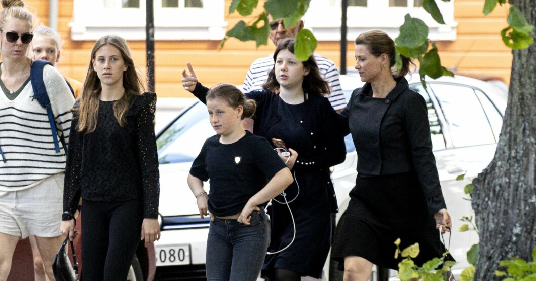 Märtha Louise i sorg – tog med döttrarna på begravningen