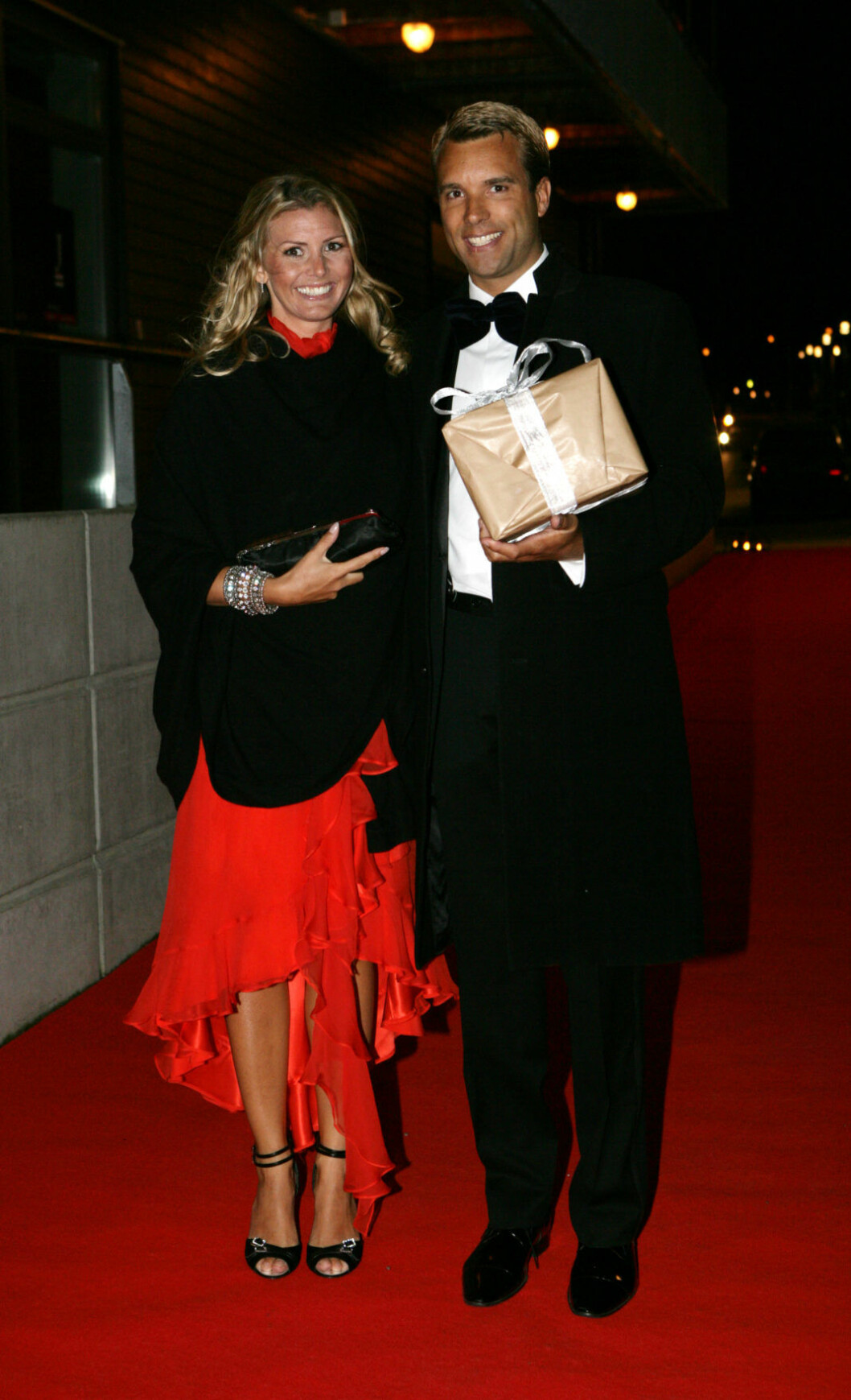 Precis hemkomna från bröllopsresan i Afrika: Caroline och Andreas Taube. Caroline och Andreas Taube