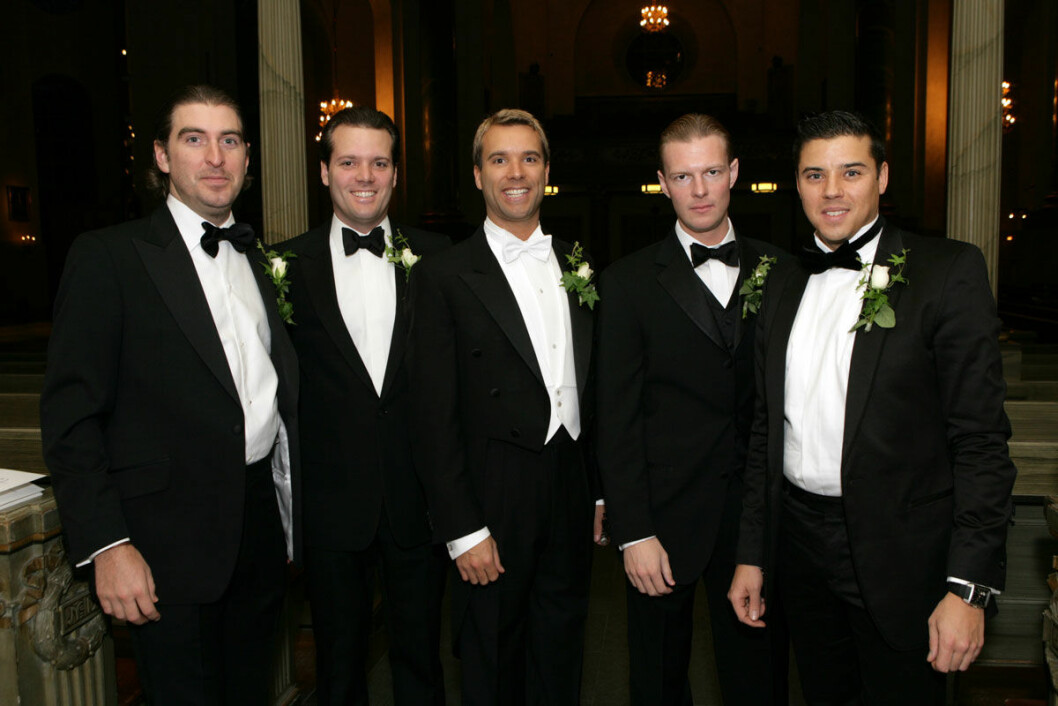 Brudgummen Andreas (vars föräldrar är bortgångna) har gott stöd i vännerna, marskalkarna Peter Stern, brodern Nicholas Taube, Niklas Bergman och Sebastian Greenwood.