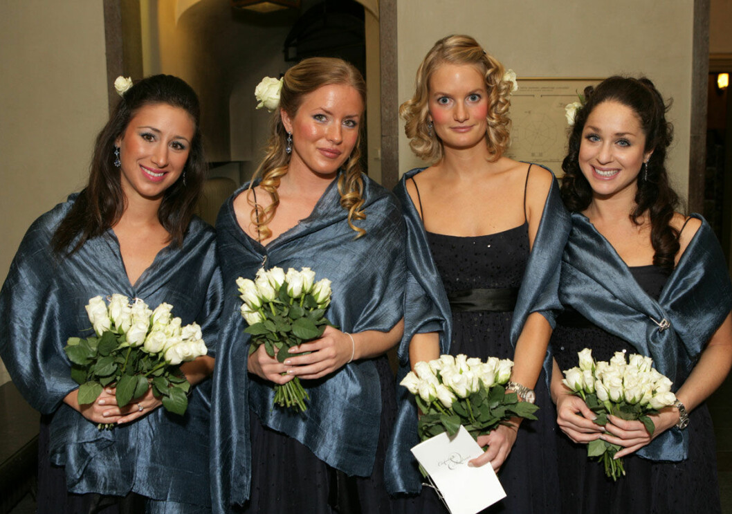 Sagosöta brudtärnorna Katrin Zytomierska, Christina Kans, Charlotte Wessel och Sara Sommerfeld. Sara läste om kärlek.