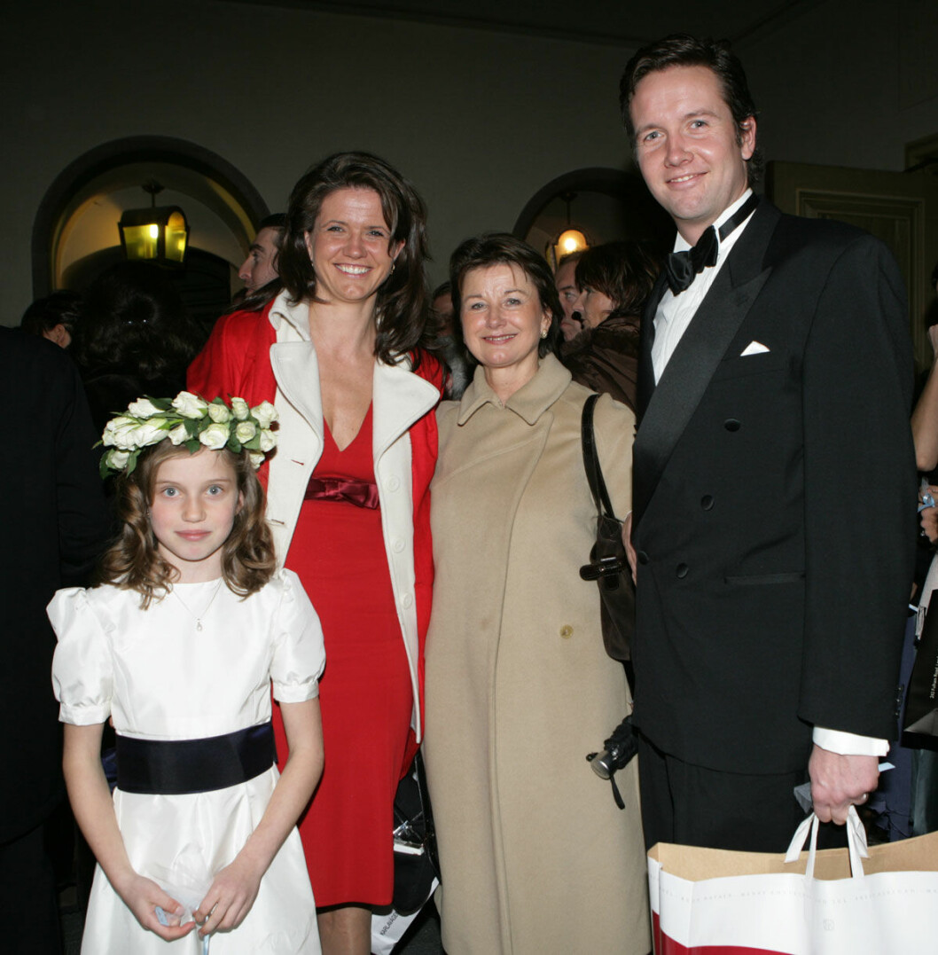 I sagans värld finns alltid en ringbärare: här brudens brorsdotter Alexandra Tamm som kom med mamma Caroline och mormor Catherine Broms.