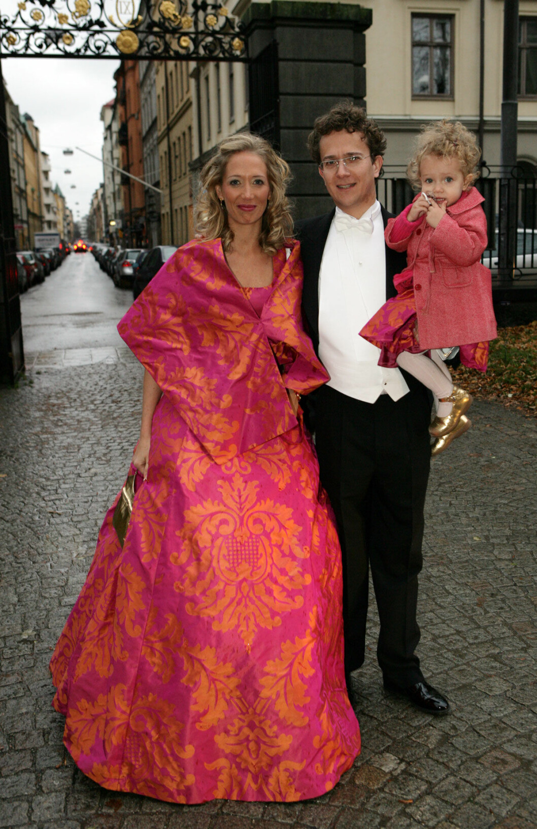 Brudgummens storasyster Mia Edwall Insulander med sin man Martin och dottern Nora (med klänning i samma tyg som mamma!). Mia Edwall Insulander med sin man Martin och dottern Nora