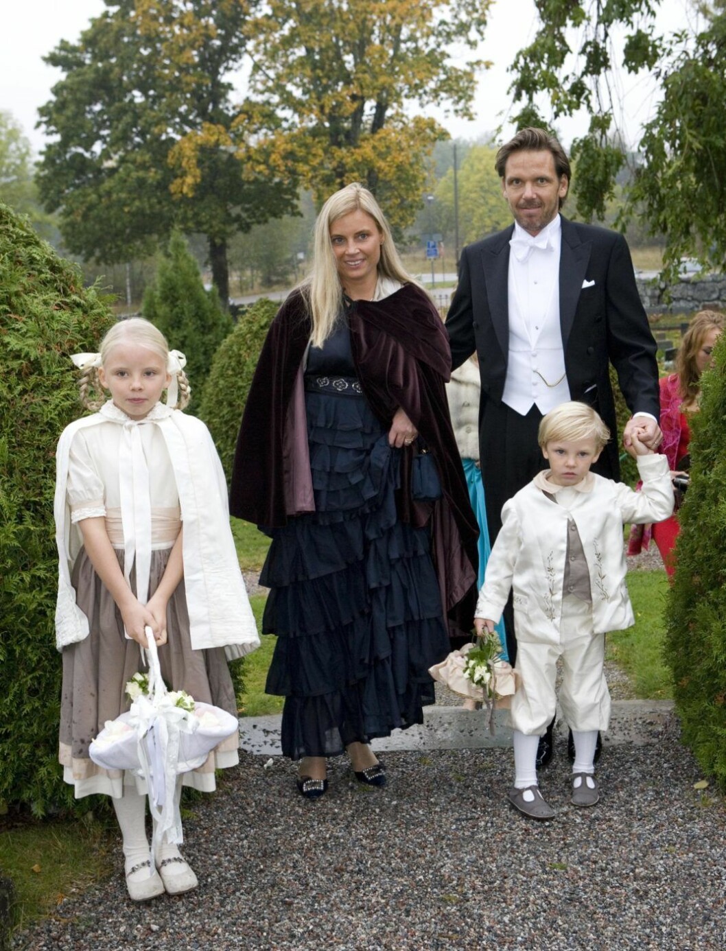 Brudgummens syster Ulrika Bierke med make Ole och barnen Fabienne och Vincent som var brudnäbbar. Ulrika Bierke med make Ole och barnen Fabienne och Vincent som var brudnäbbar.