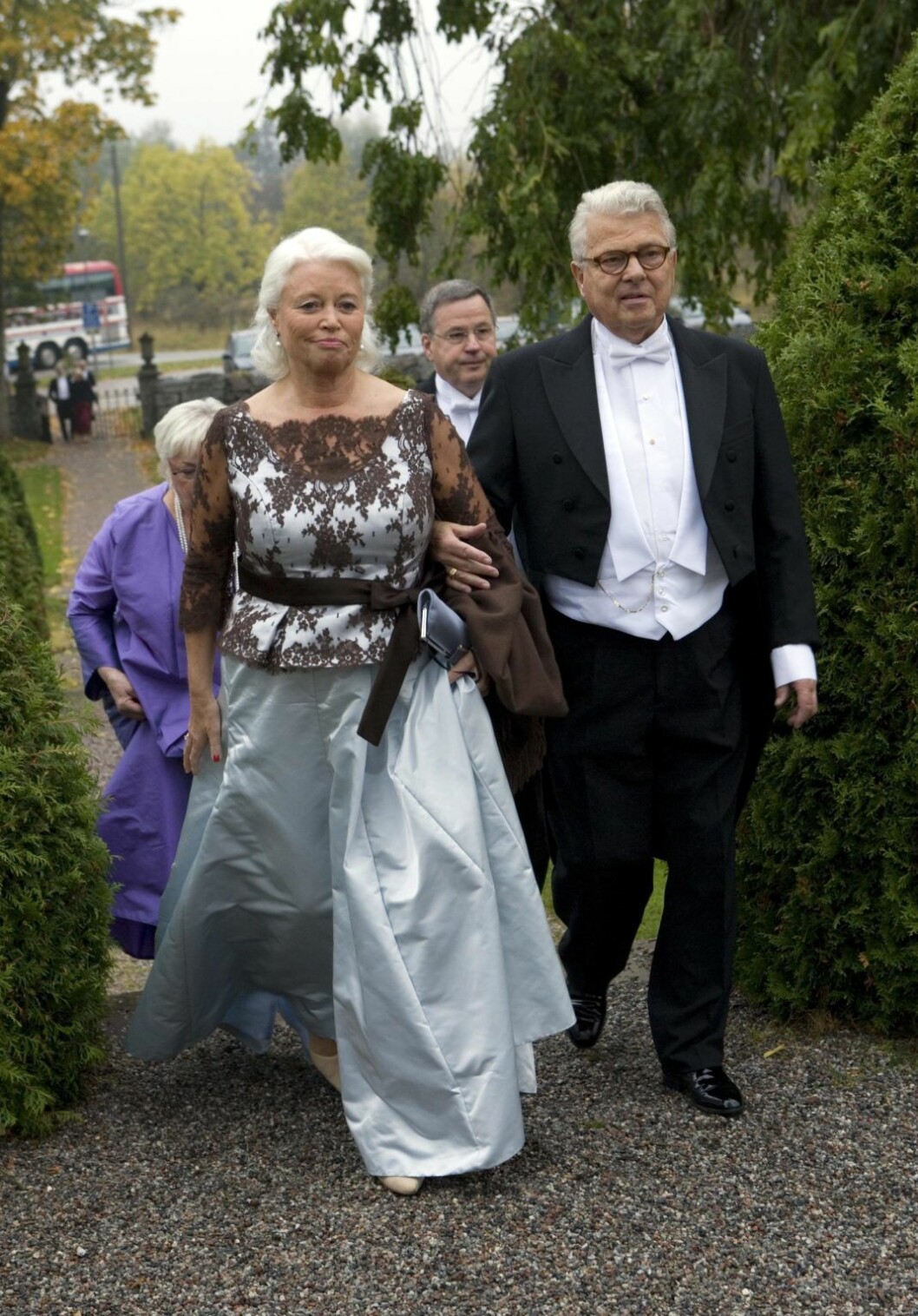 Brudgummens föräldrar Inga och Leif Josefsson bor utanför Värnamo på en gård. Inga och Leif Josefsson bor utanför Värnamo på en gård
