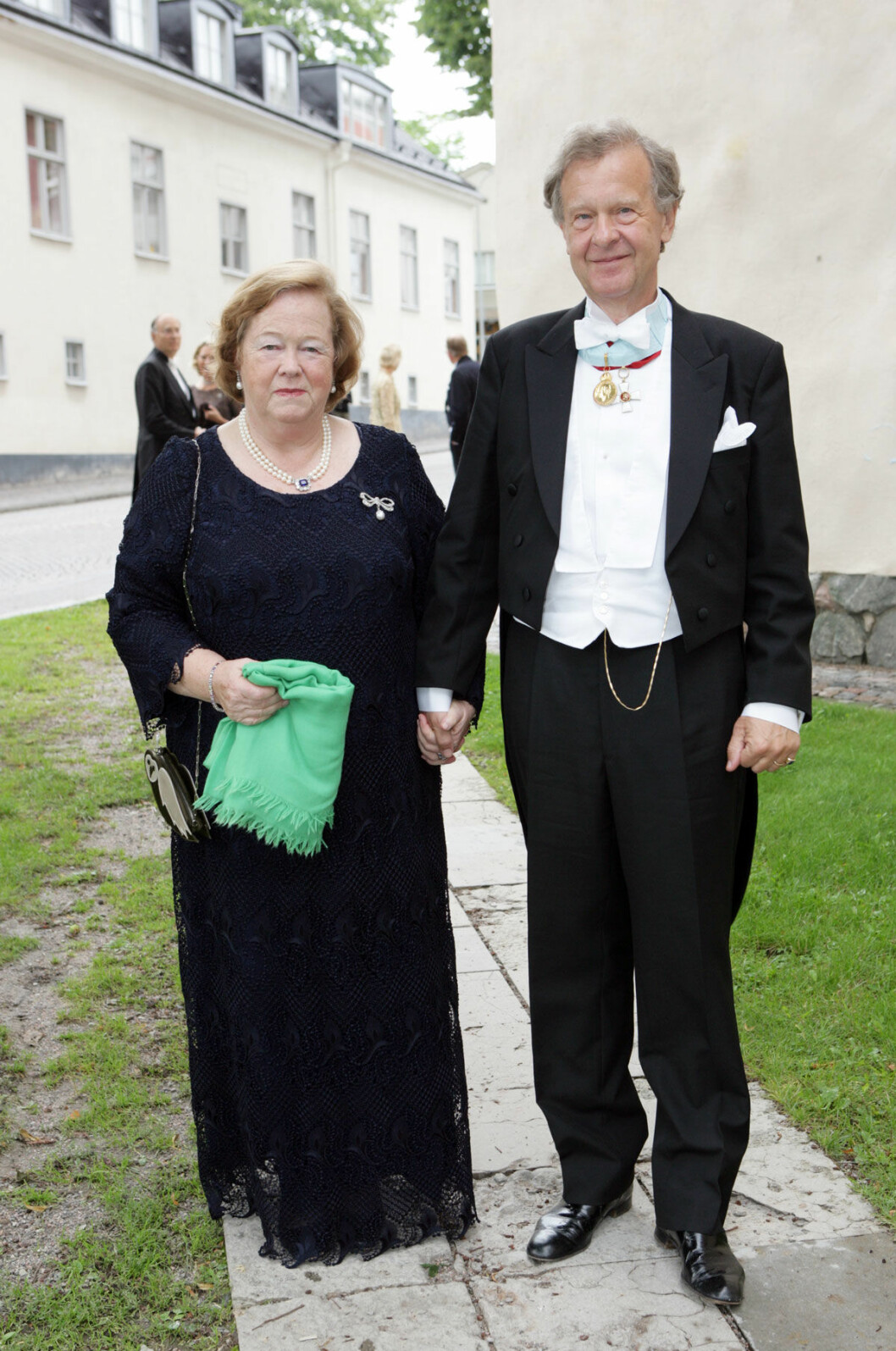 Gustaf Douglas höll fru Elisabeth rart i handen. Gustaf Douglas höll fru Elisabeth.