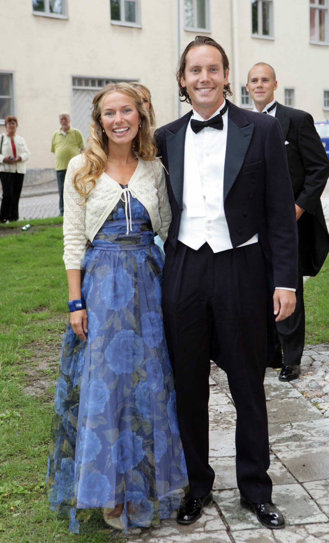 Maria Järtman i vacker blå klänning kom med Joachim Nyström. Maria Järtman och Joachim Nyström.