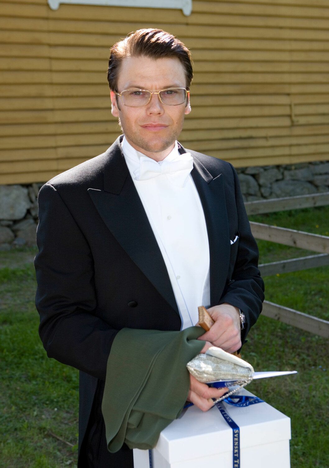Daniel höll hårt i bröllopspresenten från Svenskt tenn. Prins Daniel håller i bröllopspresenten från Svenskt tenn.