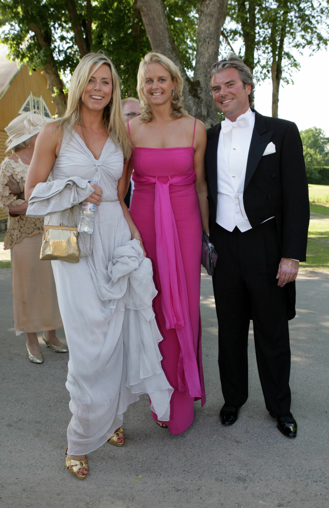 Nygifta Nicole de Geer med svägerskan Sophie de Geer och hennes Marcus Josephson. Nicole de Geer med svägerskan Sophie de Geer och hennes Marcus Josephson.