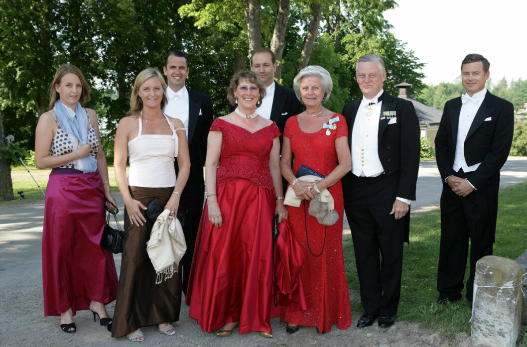 Damer i rött: Catharina Bonde och drottning Silvias hovdam Christina von Schwerin, som kom med sin man Otto och döttrarna Ebba och Ulrica, samt svär- sönerna Christian Sievert och Niklas Tollstén. Damer i rött: Catharina Bonde och drottning Silvias hovdam Christina von Schwerin, som kom med sin man Otto och döttrarna Ebba och Ulrica, samt svär- sönerna Christian Sievert och Niklas Tollstén.