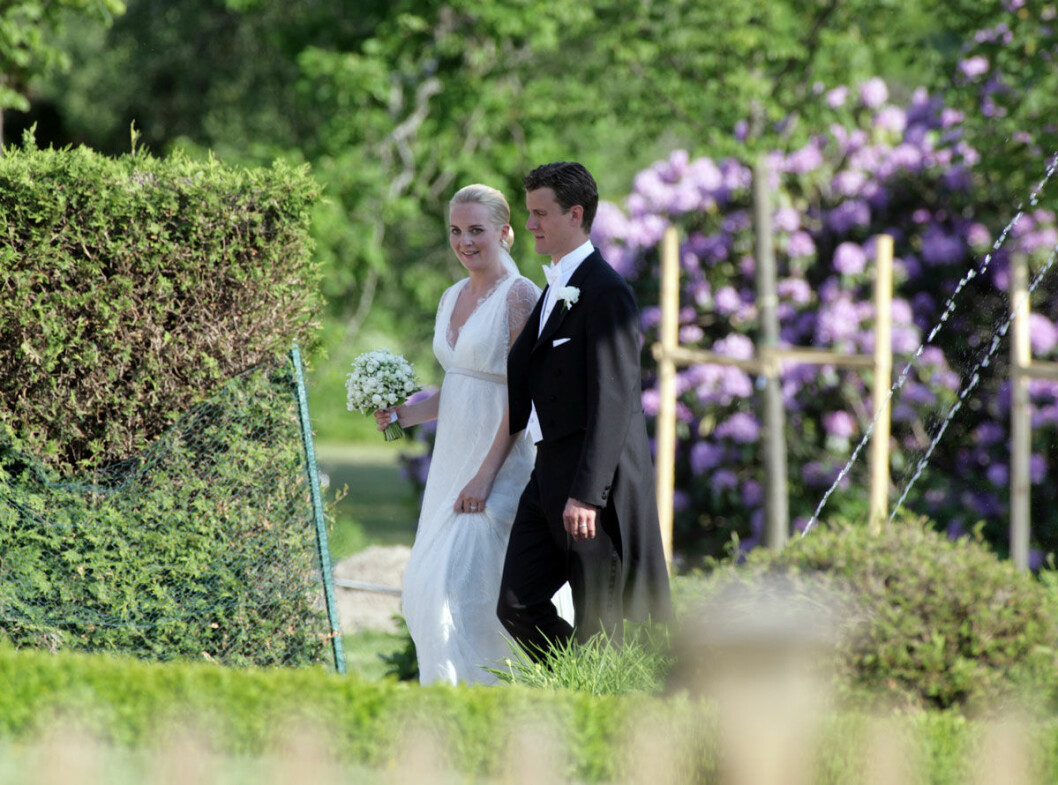 Brudparet på gång! Brudparet Rebecka Svensson och Gustaf Wiiburg.