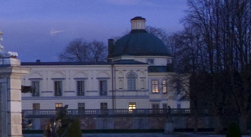 Här lyser det i kungaparets privata våning på Drottningholm. Är det kungen som kollar på TV? Kungaparets privata våning på Drottningholm Drottningholms slott