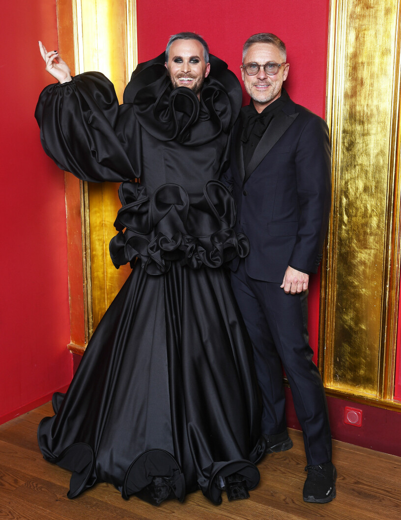 Värden Fredrik Robertsson och hans nyblivna fästman, hovfrisören Johan Hellström. Haute couture-kreationen är specialdesignad till Fredrik av Stephan Rolland.