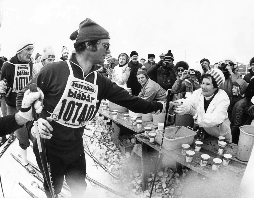 Kungen åker Vasaloppet 1977 på 8 timmar, 12 minuter och 41 sekunder.
