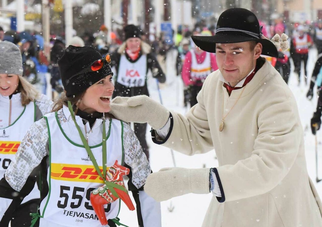 Är man dalkulla och uppvuxen i Älvdalen som Sofia så är Vasaloppet nästan obligatoriskt. Prinsessan Sofia med kransmasen under Vasaloppet 2018.