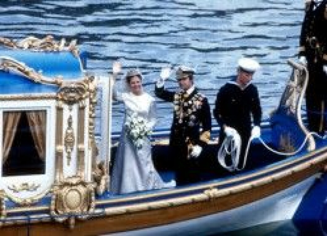 Kung Carl Gustaf och drottning Silvia ombord på kungaslupen.