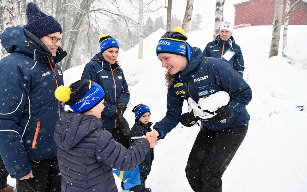 Prinsessan Estelle hälsar på skidskytten Hanna Öberg. prinsessan estelle hanna öberg vm östersund kronprinsessan victoria