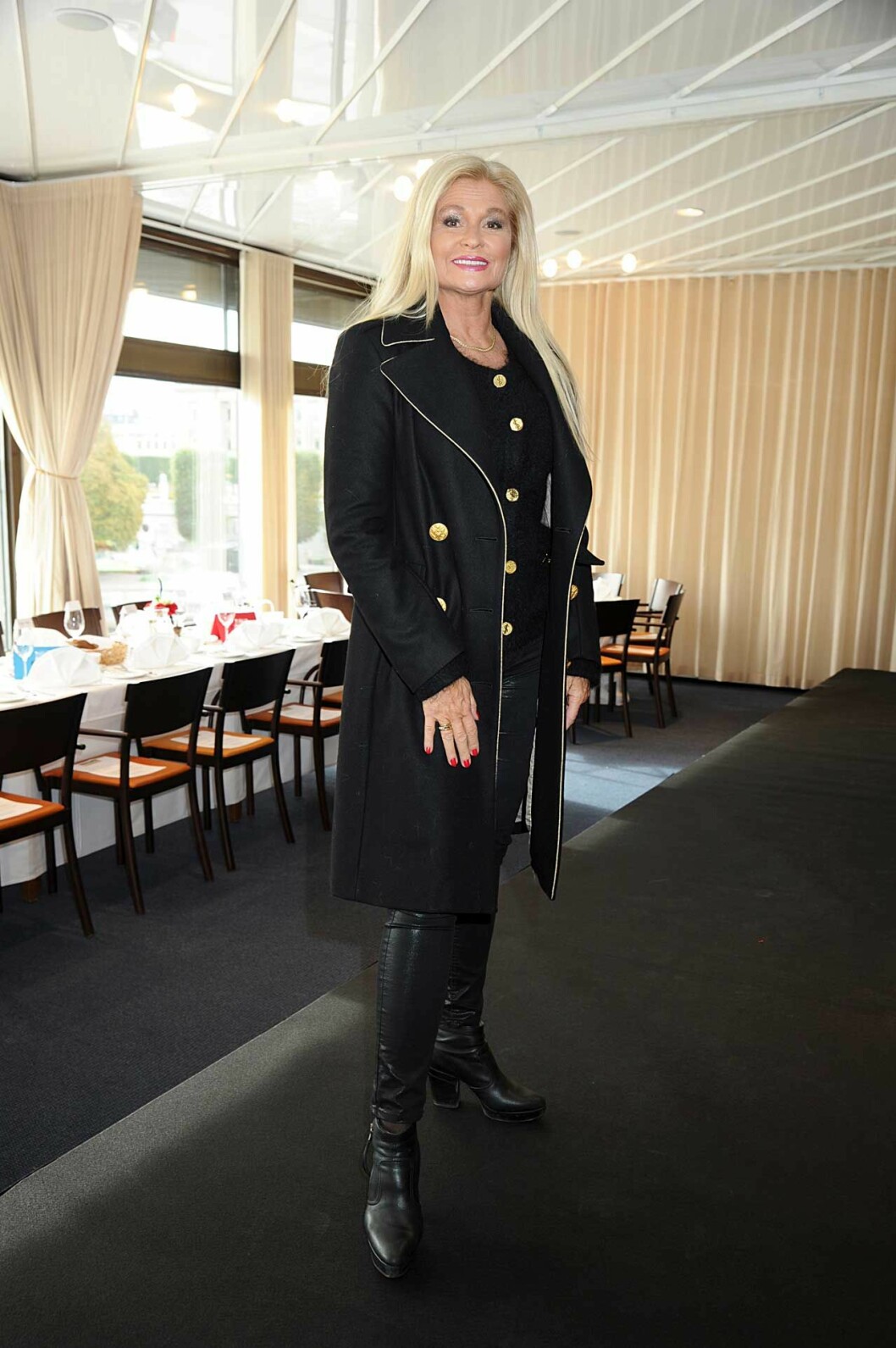 Smashing i svart med guldknappar från Ida Sjöstedt. Här på International Womens Club, IWC:s,<br>modelunch på Operaterrassen. Smashing i svart med guldknappar från Ida Sjöstedt. Här på International Womens Club, IWC:s, modelunch på Operaterrassen.
