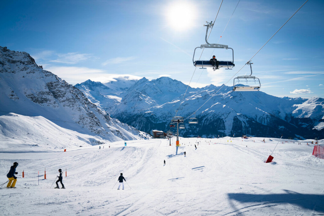 Sol, snö och klarblå himmel. Jetset-täta Verbier ligger två timmar med bil från Genève och är ett av Alpernas mest exklusiva skidparadis. Här kan man shoppa sig en Rolex bara 200 meter från skidliften… Verbier i de schweiziska Alperna. Hit åker Mary och Frederik med barnen varje år.