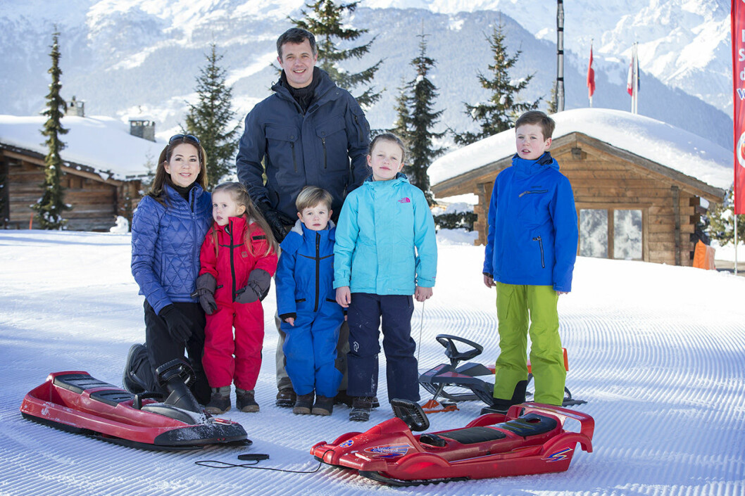 En bild på hela den danska kronprinsfamiljen under en semester i Verbier, 2015. Frederik, Mary, Christian, Isabella, Vincent, Josephine