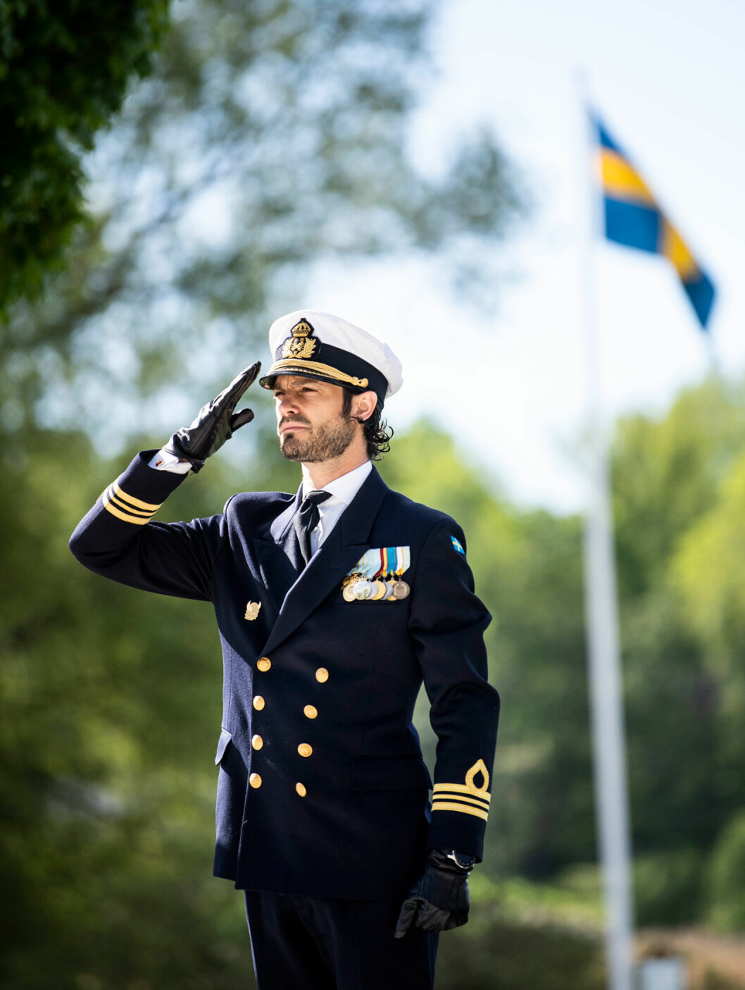 Prinsen i givakt när den svenska flaggan hissades. Prins Carl Philip på Veterandagen 2020
