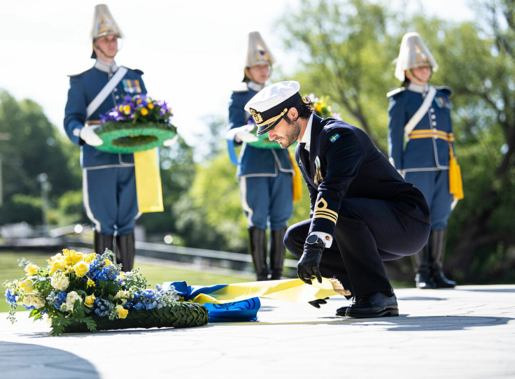 Prins Carl Philip hedrade de stupade veteranerna med en krans. Prins Carl Philip på Veterandagen 2020