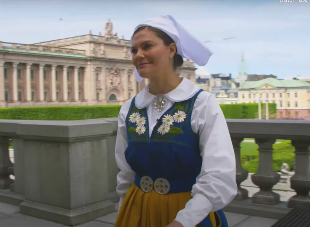 Här tar Victoria sina första steg på nya jobbet som slottsguide!