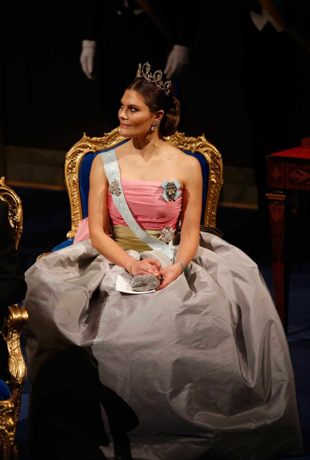 Kronprinsessan Victoria i Silvias klänning från Nina Ricci. Kronprinsessan Victoria på Nobel i drottning Silvias klänning