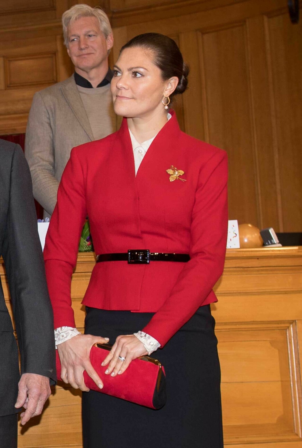 Den röda kavajen, specialdesignad av Pär Engsheden, sitter som en smäck! kronprinsessan victoria pär engsheden