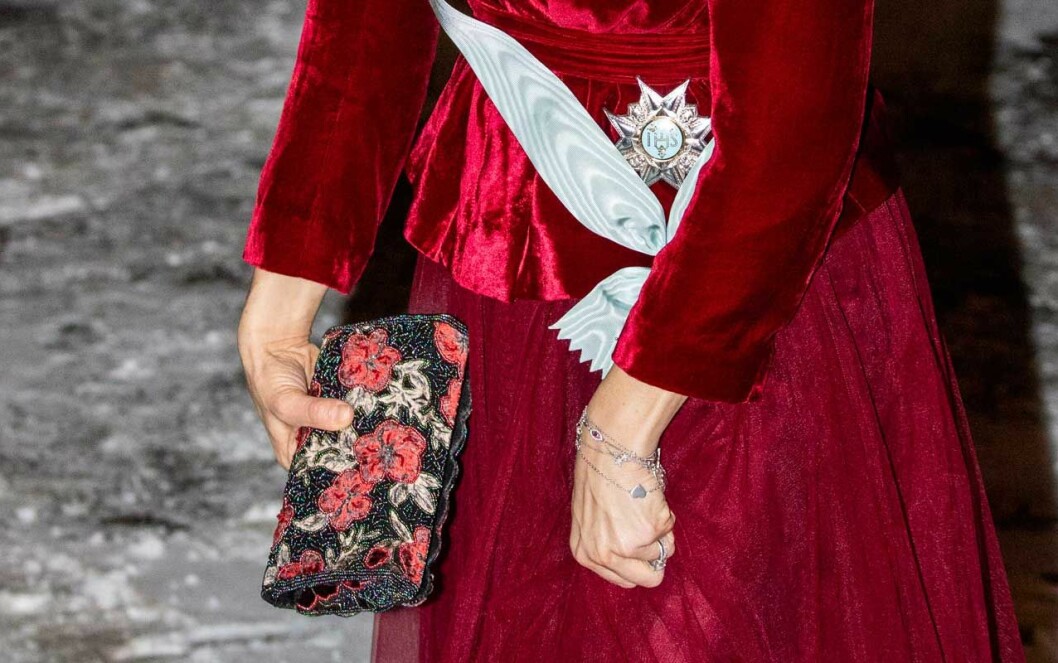 Högtidsklädsel – men ingen festmanikyr. kronprinsessan victoria