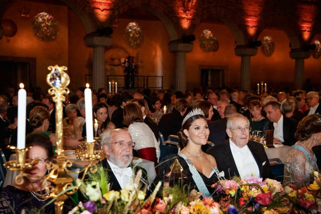 Kronprinsessan, mitt i havet av blommor. Hon var på sin första Nobelfest redan som 18-åring, och har bara missat några få. Snart 25-årsjubileum alltså! Kronprinsessan Victoria vid honnörsbordet under Nobelbanketten 2019.