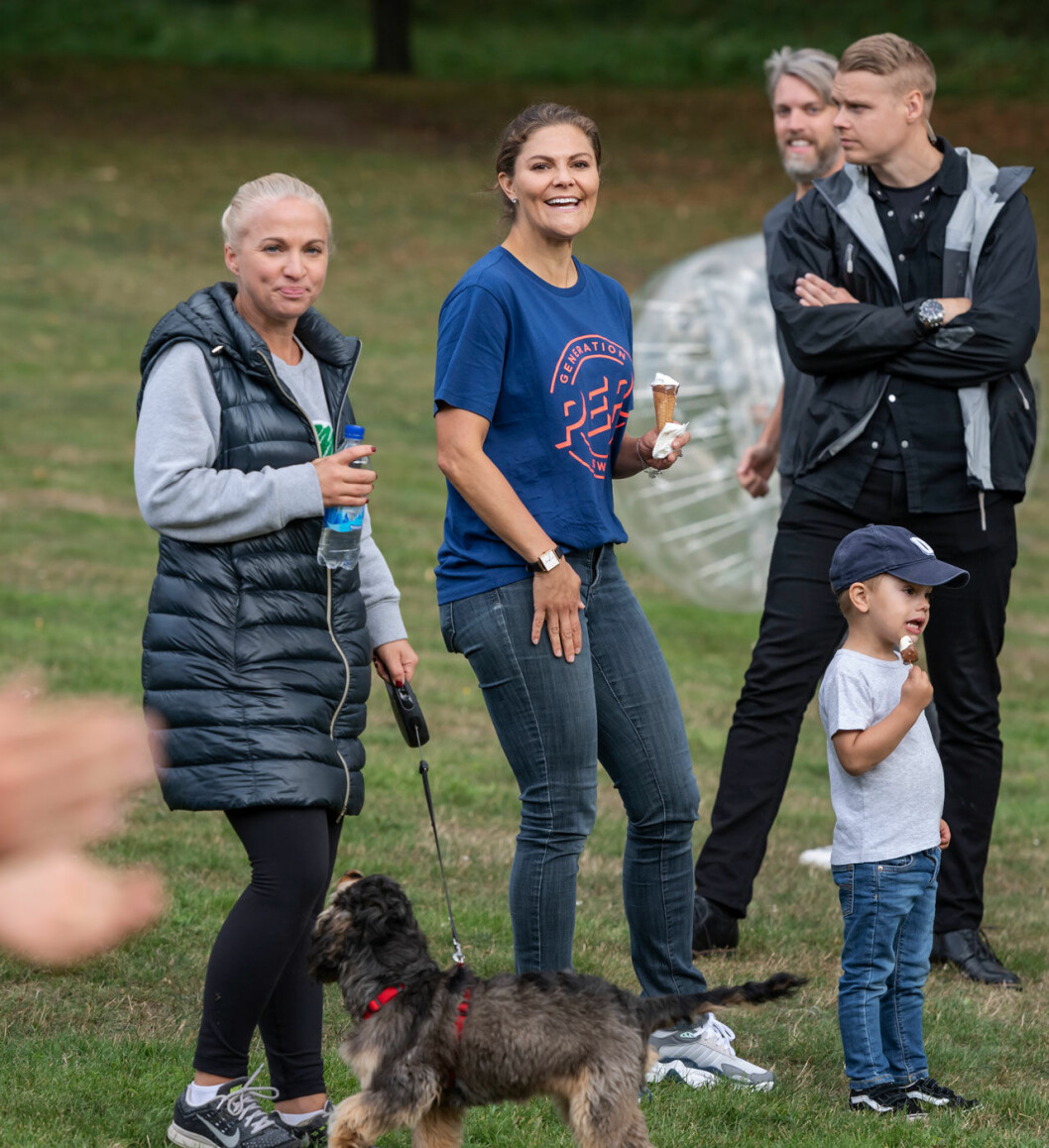 Victoria med bästisen Caroline Dinkelspiel – de har delat glädje och sorg ända sedan de var i tonåren. Kronprinsessan Victoria med prins Oscar och Caroline Dinkelspiel.