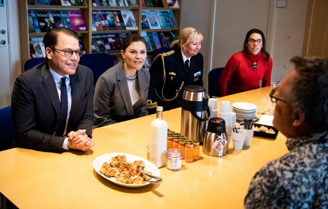 Kronprinsessparet fick ta del av forskningsresultat över varsin kopp te. Kronprinsessan Victoria och prins Daniel besöker Albanova på KTH.