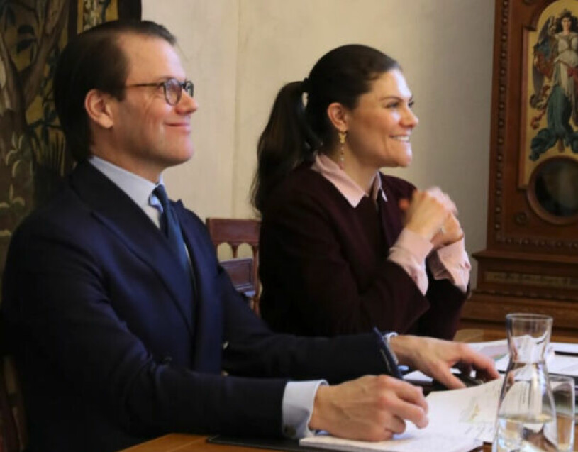 Victoria och Daniel vid mötet med FHM. Kronprinsessans hästsvans är en nygammal favorit – så här hade hon ju ofta håret förr. Kronprinsessan Victoria och prins Daniel i videomöte med FHM