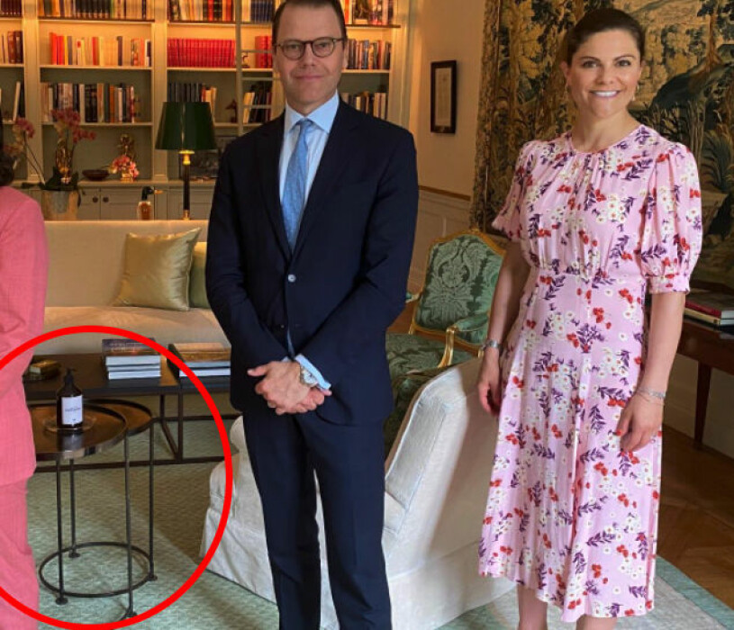 Handspriten i högsätet! Kronprinsessan Victoria var somrig i sin klänning från ByTimo. Kronprinsessan Victoria Prins Daniel Handsprit Haga slott