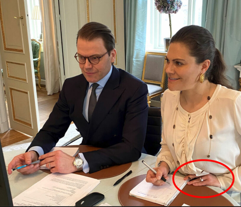 Ringarna ser ut att ha blivit lite för stora, och halkat lite på sned. Men nu glimmar de i alla fall där de ska: På Victorias vänstra ringfinger. Kronprinsessan Victoria Prins Daniel Möte Hello World