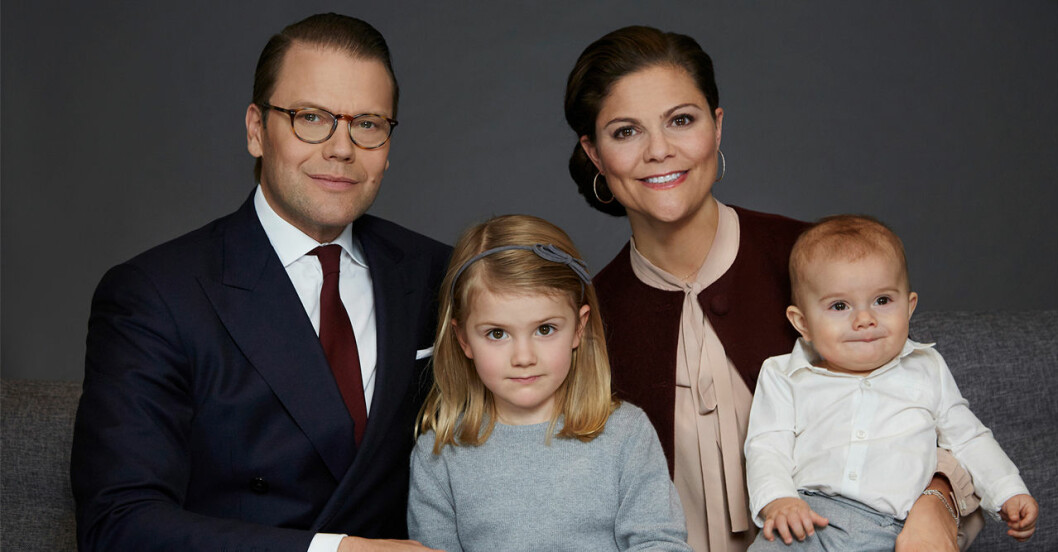 Kronprinsessan Victoria i den numera hyllade och älskade knuten. Bilden från 2017 är nästan en exakt kopia av den nya bilden!